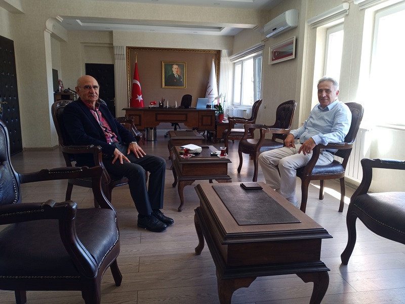 Emekli Vali Yardımcısı Mehmet ÇAPRAZ, İlçemiz Kaymakamı Haluk ŞİMŞEK’İ Makamında Ziyaret Etti