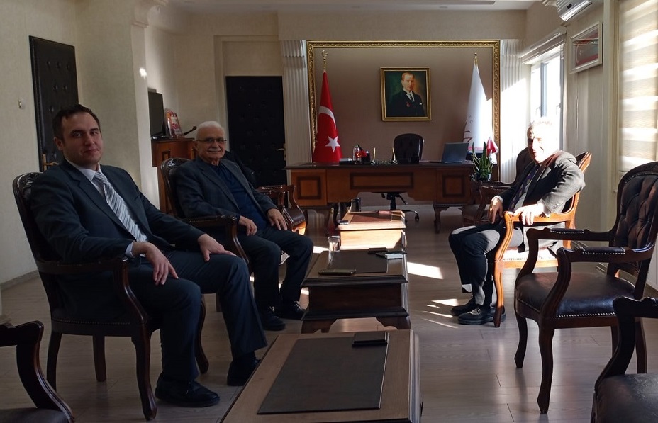 Gelendost Kaymakamı Mehmet ARSOY ile Hayırsever İş Adamı Mustafa BÜYÜKKUTLU, Kaymakamımız Haluk ŞİMŞEK’İ Makamında Ziyaret Etti