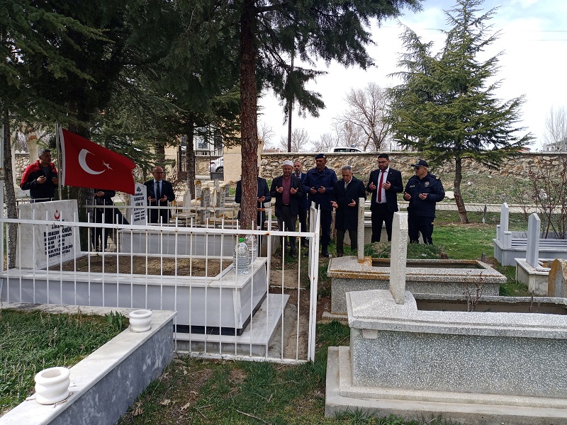 18 Mart Şehitleri Anma Günü ve Çanakkale Zaferi’nin 110. Yıl Dönümü Kapsamında İlçe Merkezinde Bulunan Şehit Kabirleri Ziyaret Edildi